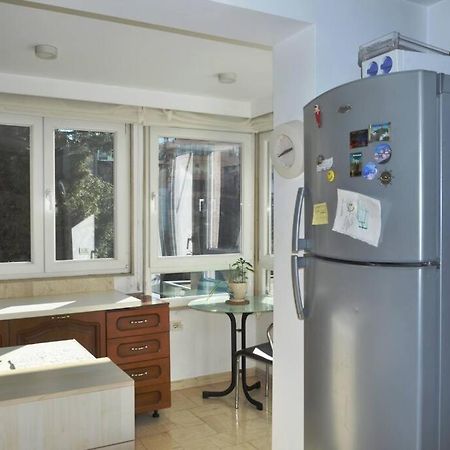 Chic City Retreat - Stylish Apartment In Bllok, Tirana Exterior foto