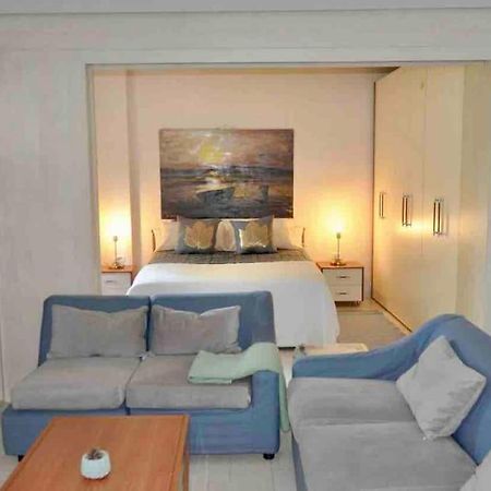 Chic City Retreat - Stylish Apartment In Bllok, Tirana Exterior foto