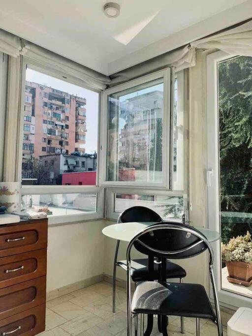 Chic City Retreat - Stylish Apartment In Bllok, Tirana Exterior foto
