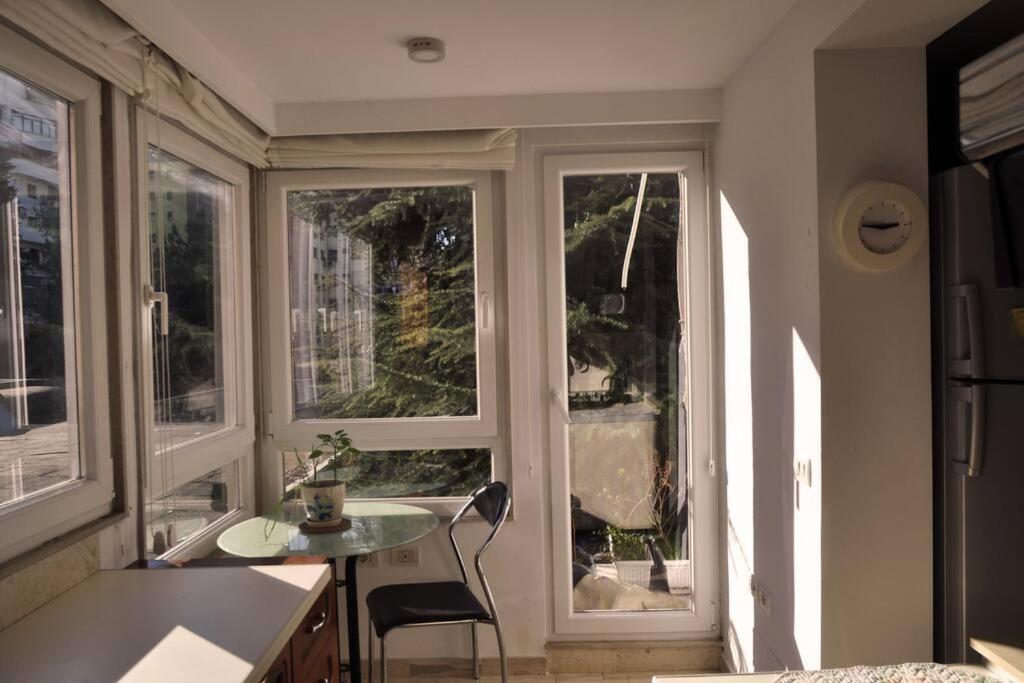 Chic City Retreat - Stylish Apartment In Bllok, Tirana Exterior foto