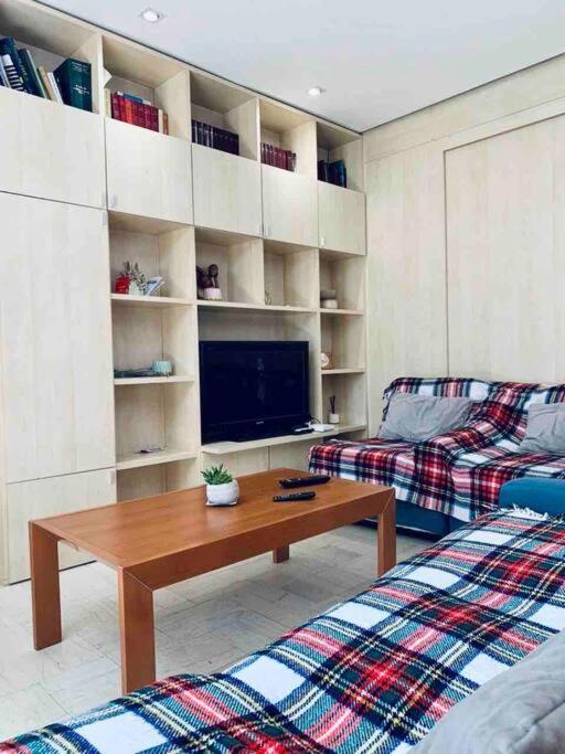 Chic City Retreat - Stylish Apartment In Bllok, Tirana Exterior foto