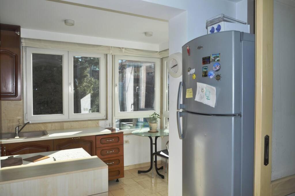 Chic City Retreat - Stylish Apartment In Bllok, Tirana Exterior foto